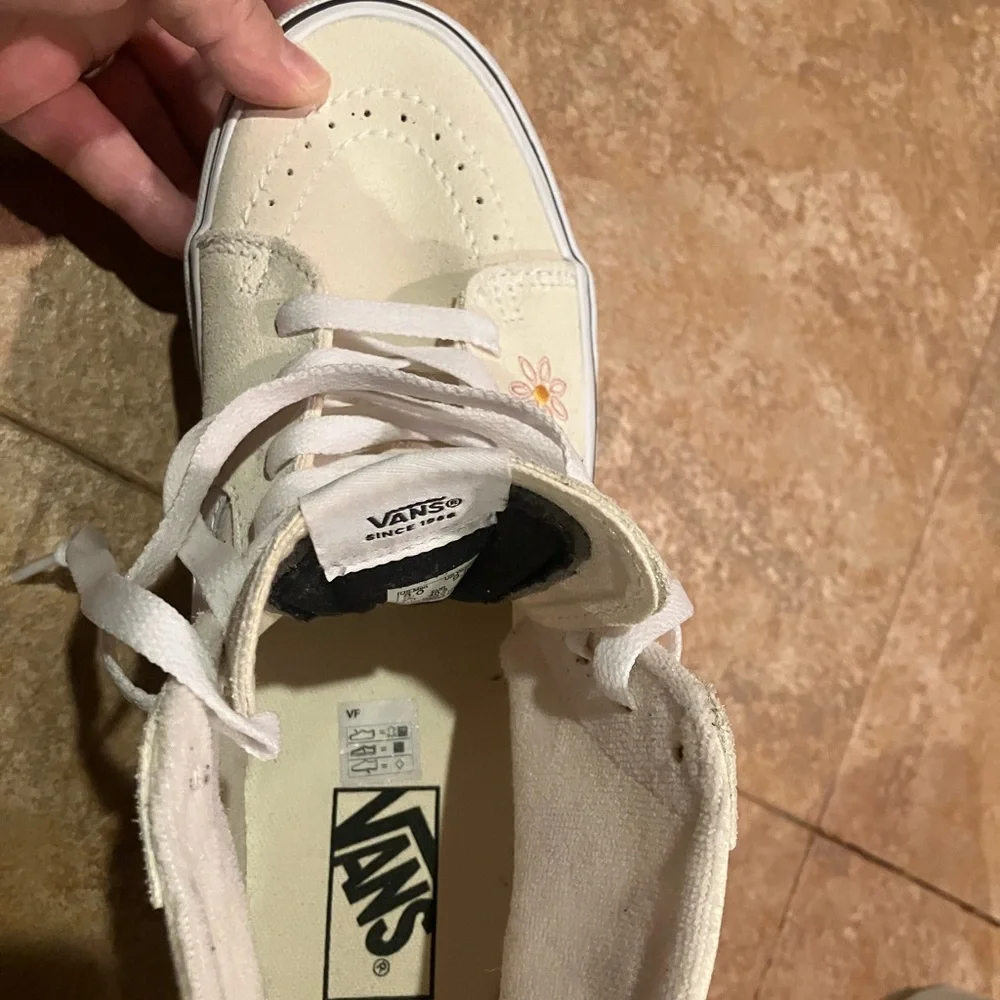 Vans Cream High-Top Sneakers with Floral and Heart Embroidery - Picture 14 of 14